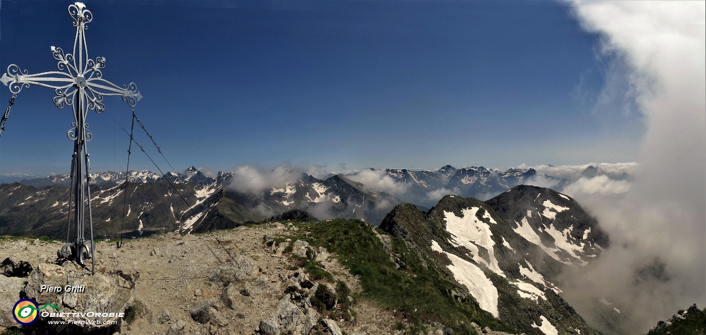 01 Alla croce di vetta del Corno Stella (2620 m).jpg
